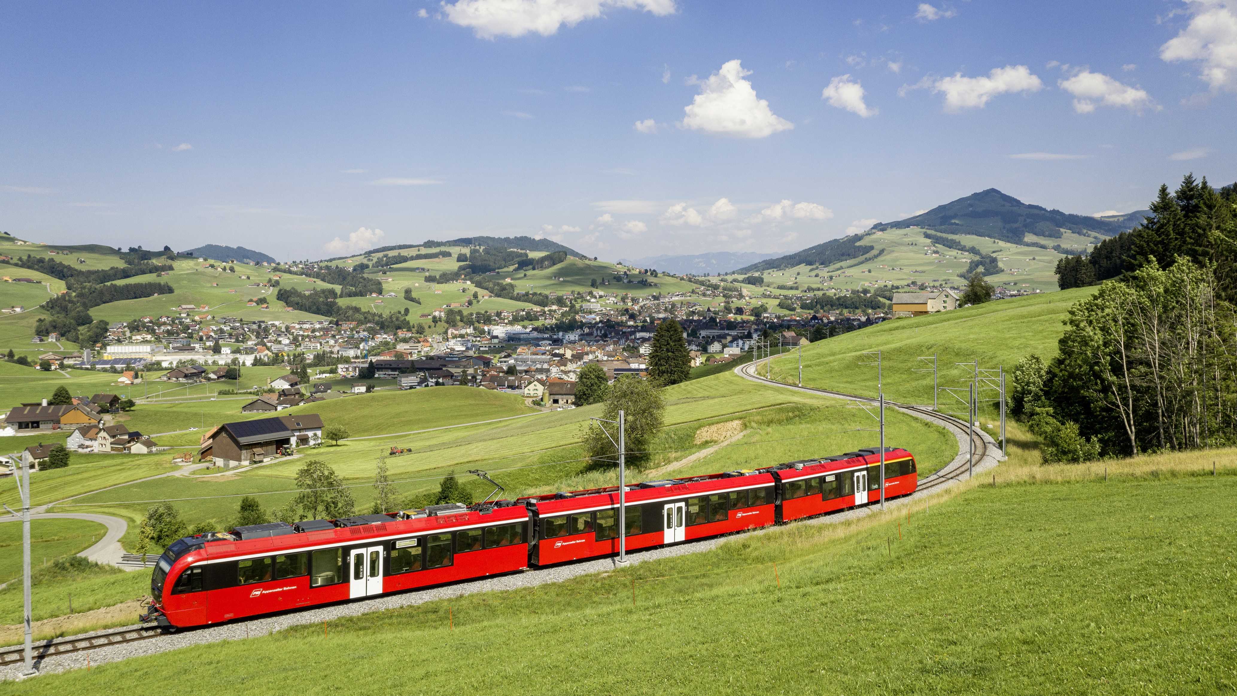 Appenzellerbahn am durchfahren einer schönen grünen Wiese mit Ausblick auf Landschaft - FoodTrail, Blog