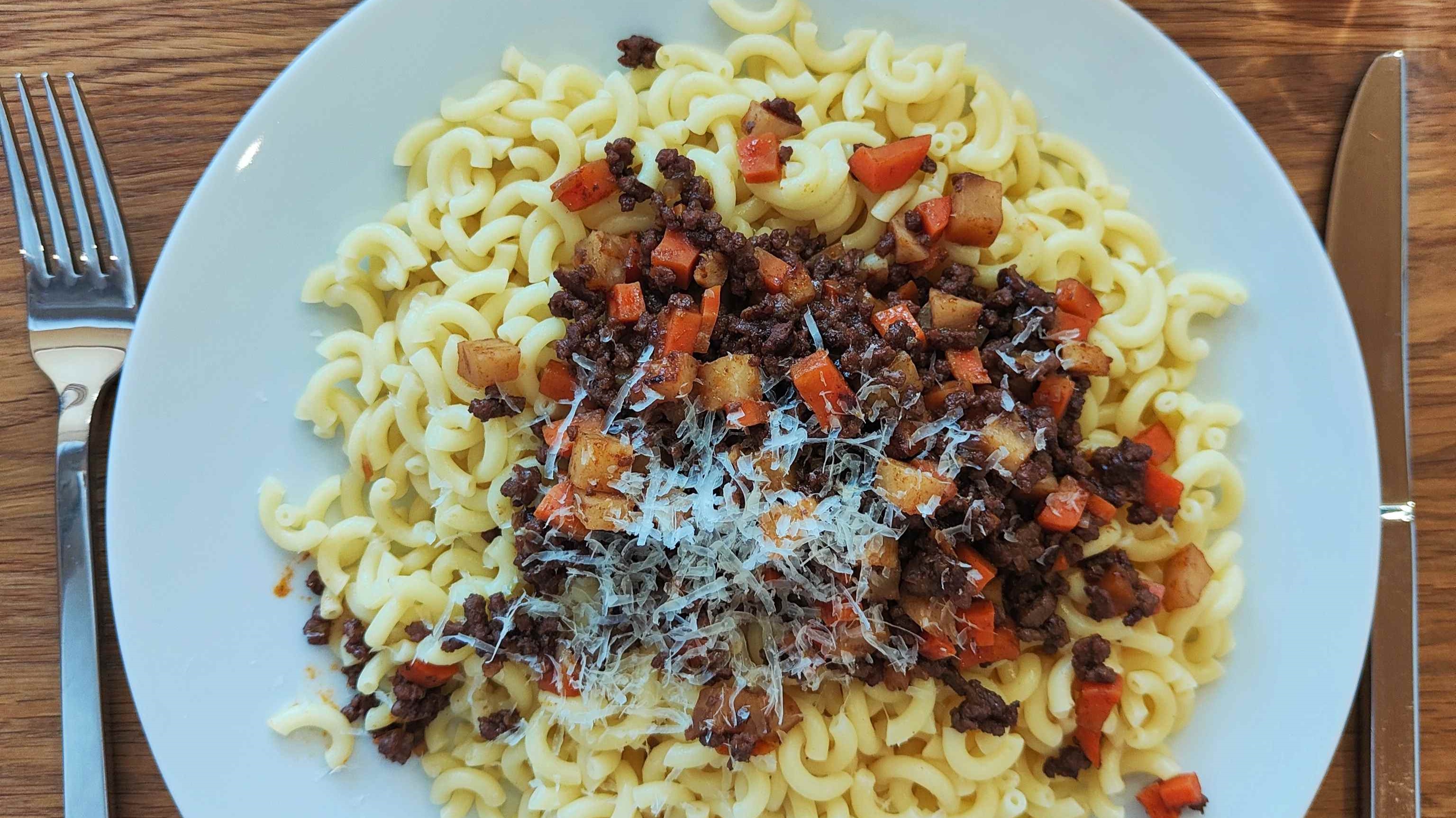 Bild von einem Teller Nudeln mit einer Hackfleischsauce - Blog, FoodTrail