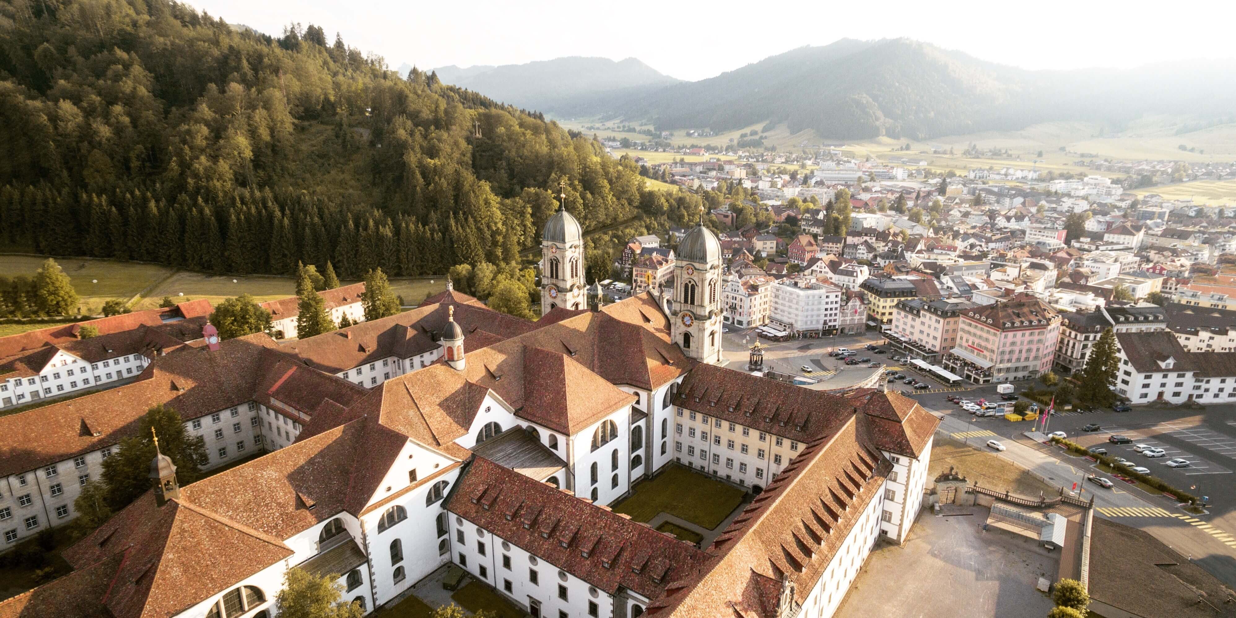 FoodTrail Einsiedeln - Blick auf die Stadt und das Kloster in Einsiedeln, Schwyz, Schweiz