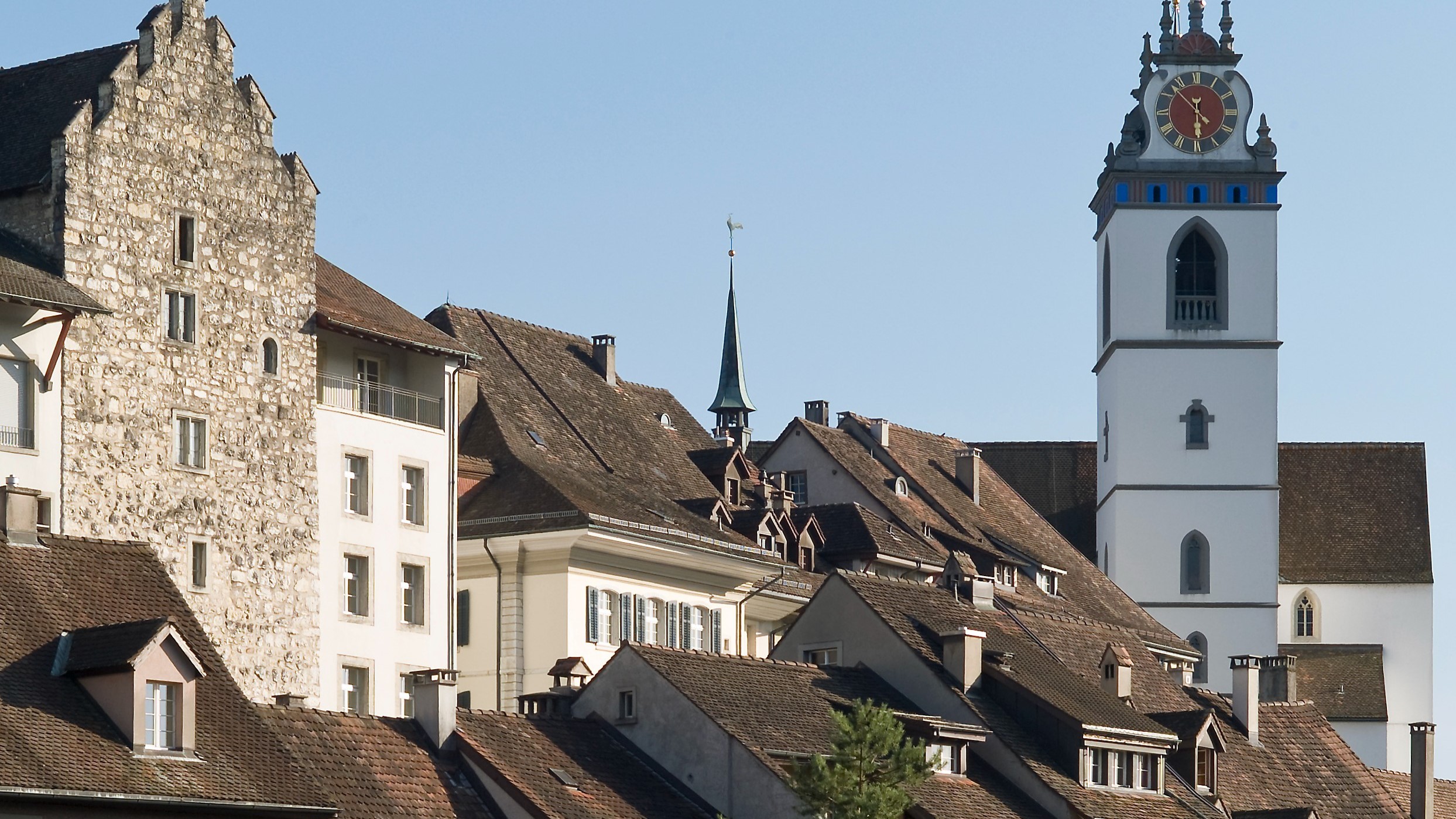 Sicht auf Teil der Stadt Aarau, den Gebäuden und der Kirche - FoodTrail, Blog