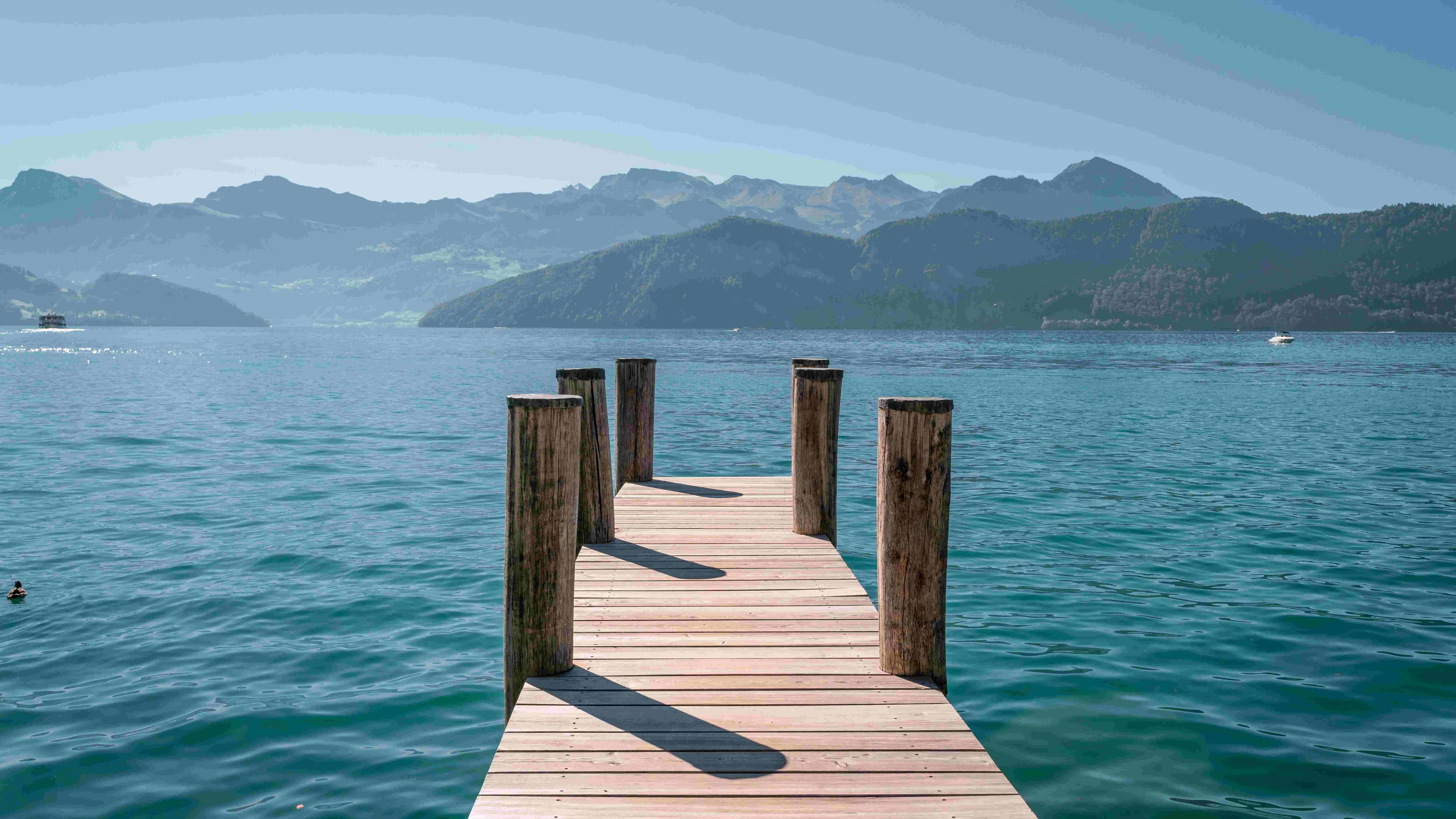 Blick auf einen Steg am See in Weggis mit Bergen im Hintergrund - FoodTrail, Blog