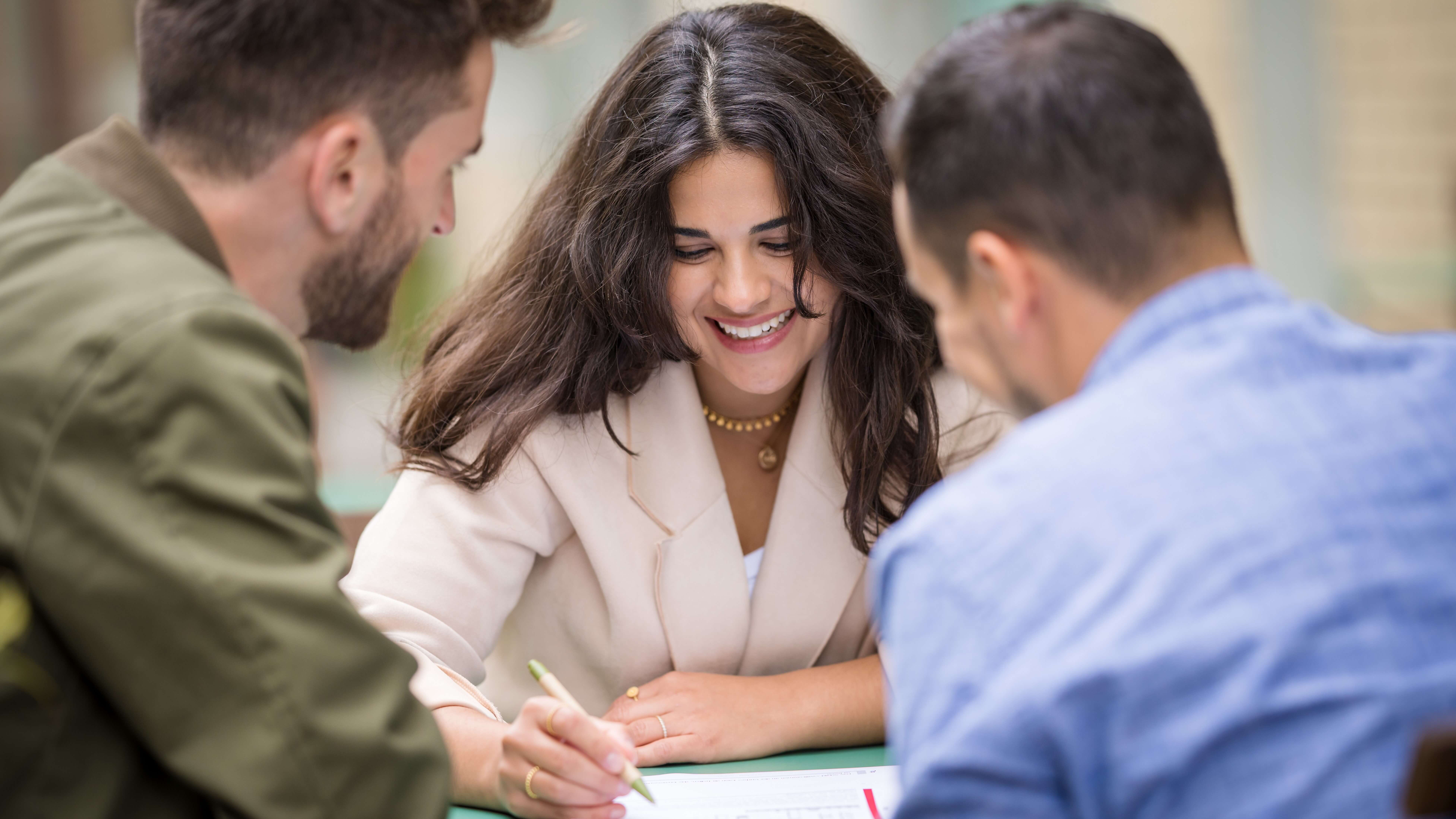 Drei Personen die ein Rätsel lösen - FoodTrail, Blog