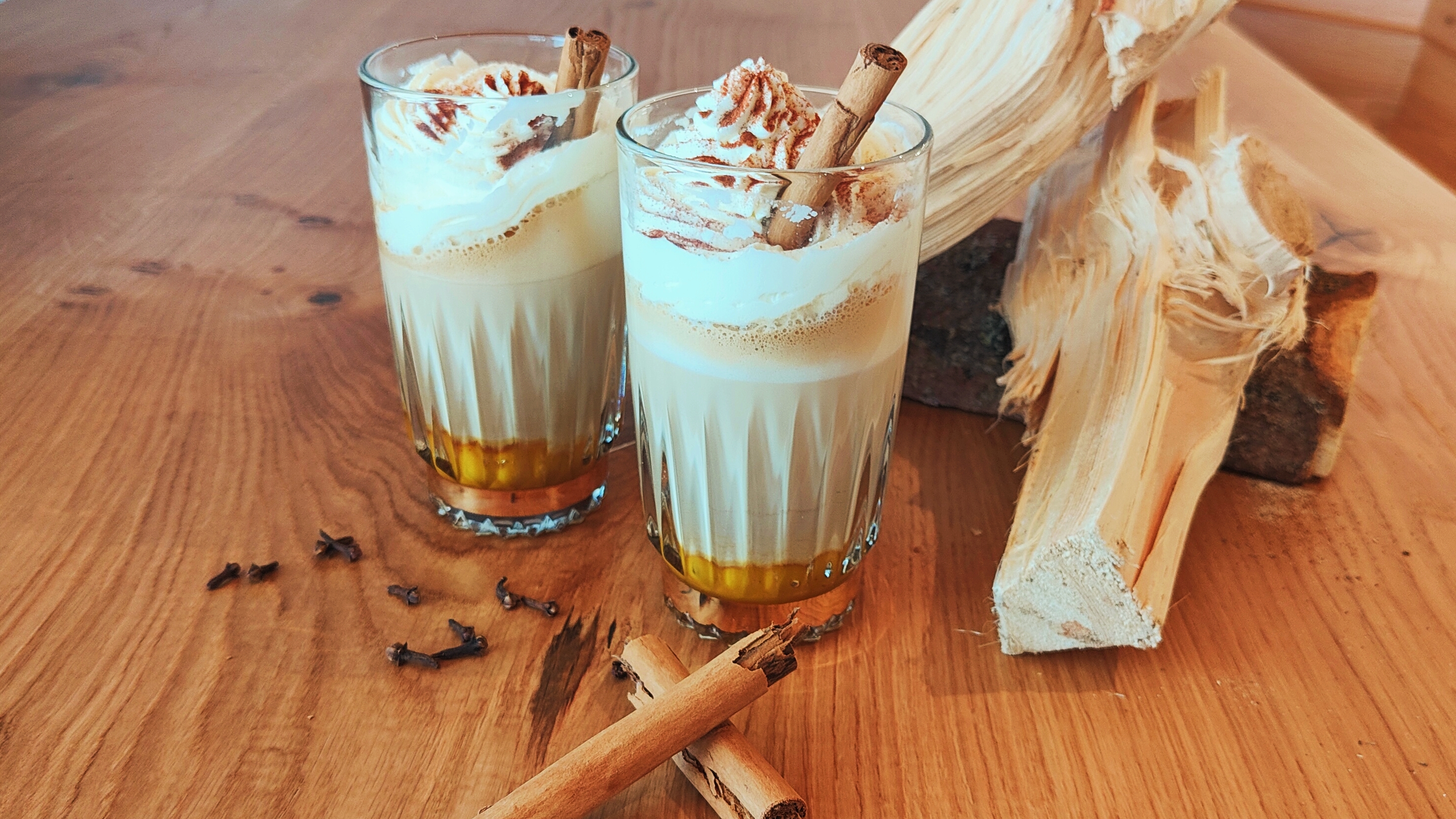 Pumpkin Spice Latte mit Zimt und Holz Deko auf einem Tisch - FoodTrail, Blog
