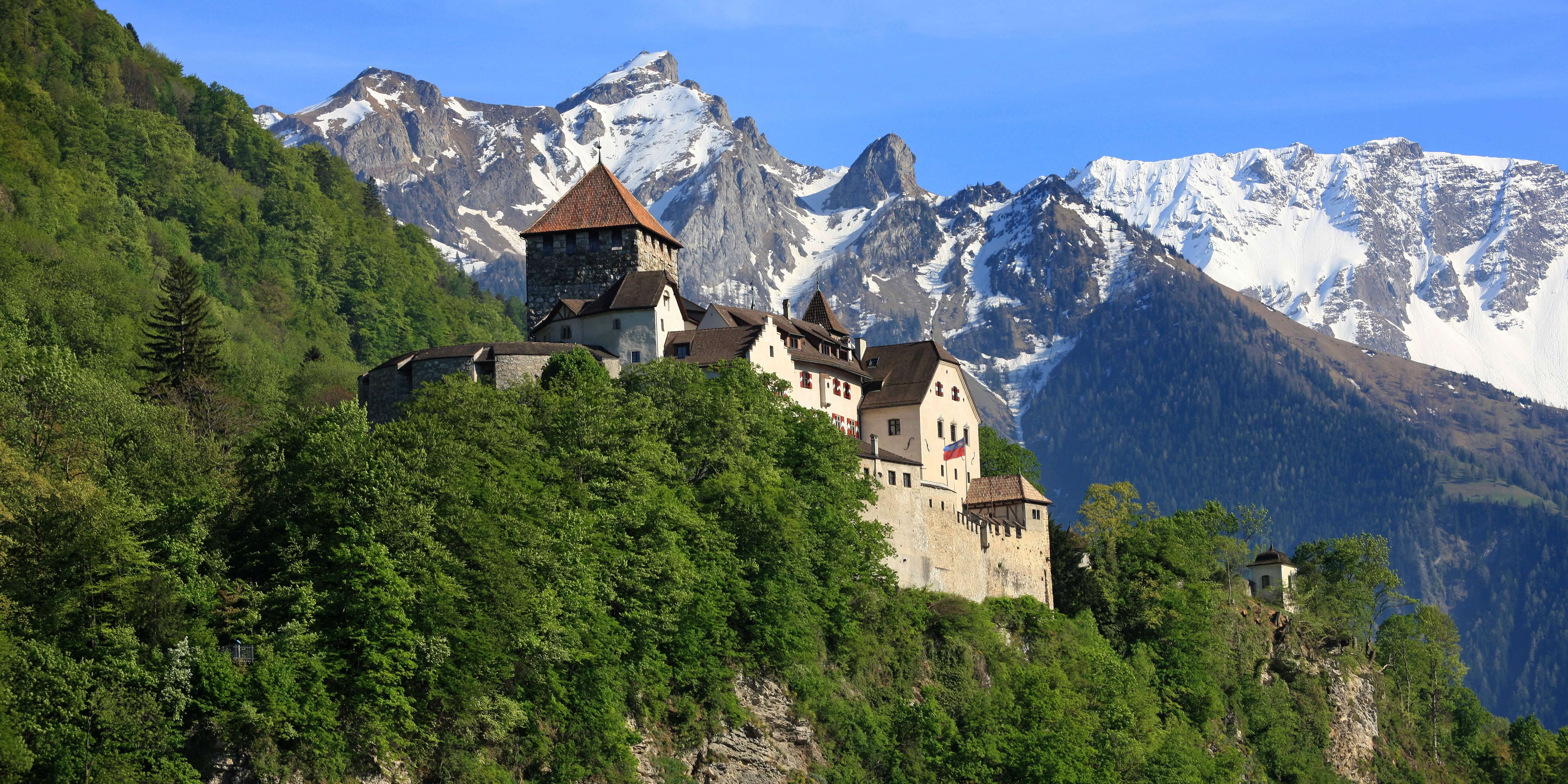 FoodTrail Vaduz - Blick auf Gebirge und Schloss in Vaduz, Fürstentum Liechtenstein