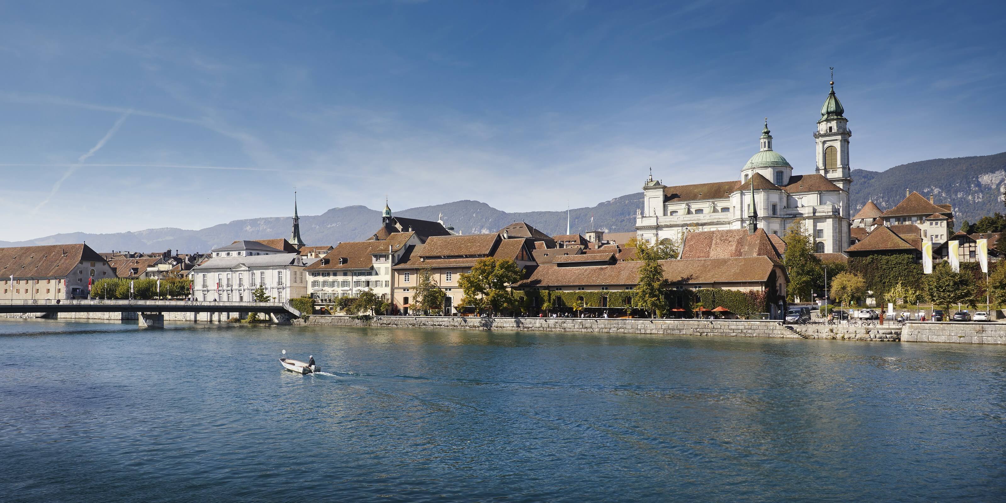 FoodTrail Solothur - Blick auf die St. Ursen Kathedrale und die Aare in Solothurn, Schweiz