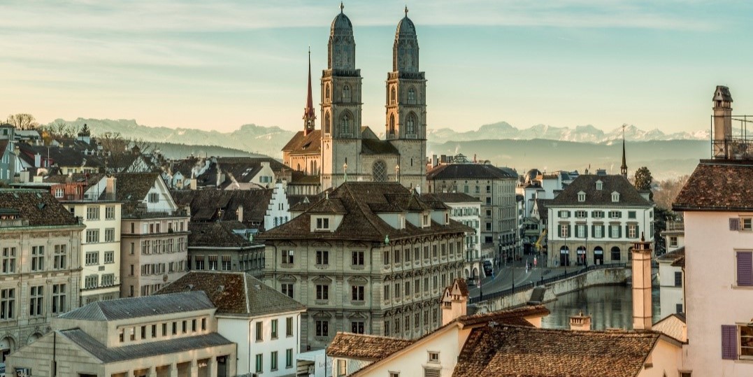 FoodTrail Zuerich - Blick auf Altstadt und die Grossmuenster Kirche- Zuerich, Schweiz